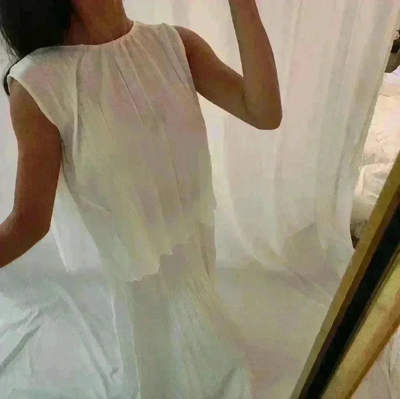 VINCE Minimalist White Blouse Cream Top Sleeveless Dressy Romantic pleated profe - Picture 4 of 9